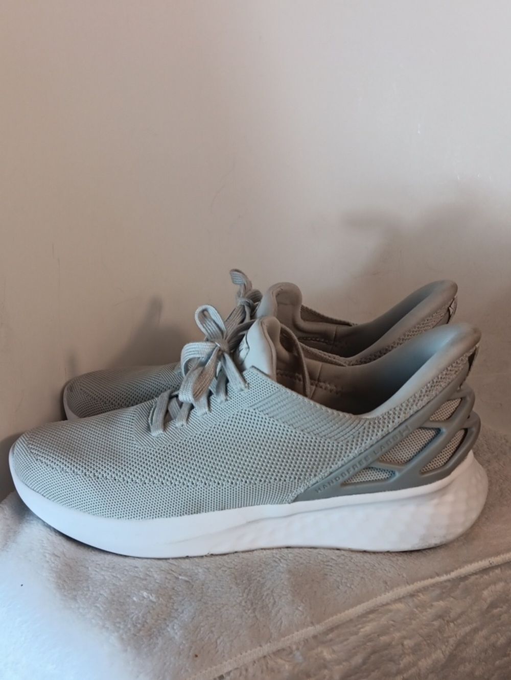 Kizik Unisex Hands Free Sneakers with White Sole